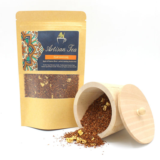 Alt Tag: Rooibos Artisan Tea – Apple Cinnamon Yogurt 50G bolsa de té artesanal con mezcla rooibos, manzana y canela junto a recipiente de madera