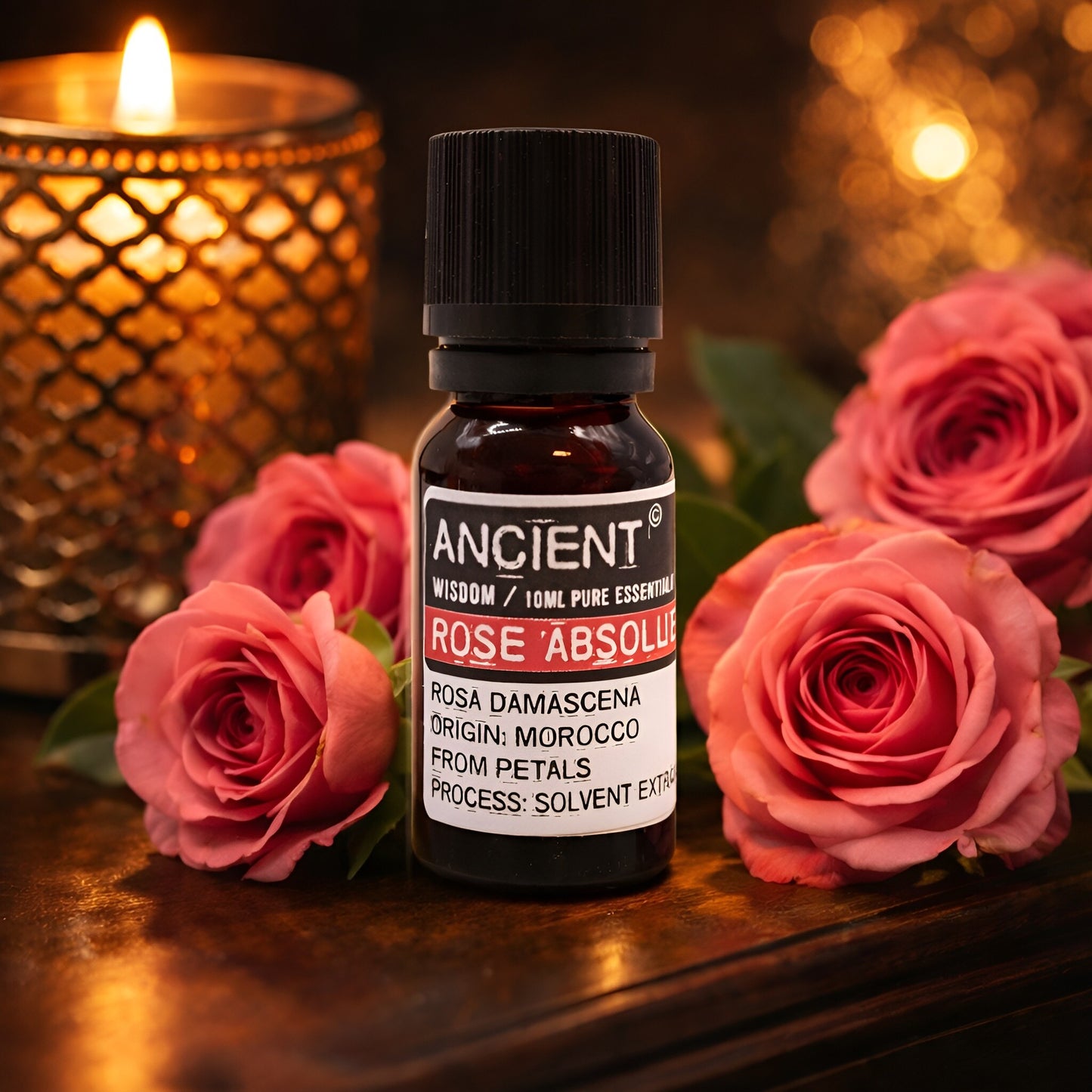 Alt Tag: Eterisk olja av Rosa centifolia – 10 ML flaska med rosa rosor på bord, absolut rosenbladsolja från marockansk ros 10ml