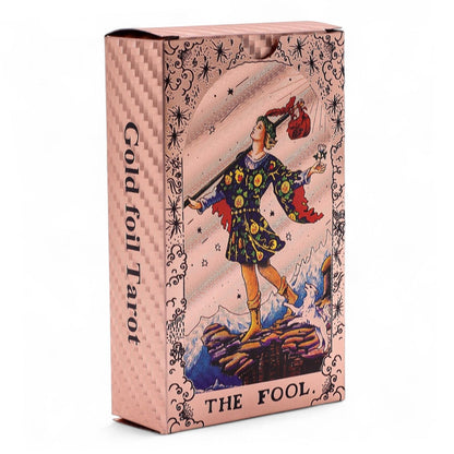 Alt Tag: Rose Gold Foil Tarot Card Set – Moon Phase, caja de tarot color oro rosa con carta The Fool (El Loco) en el frente