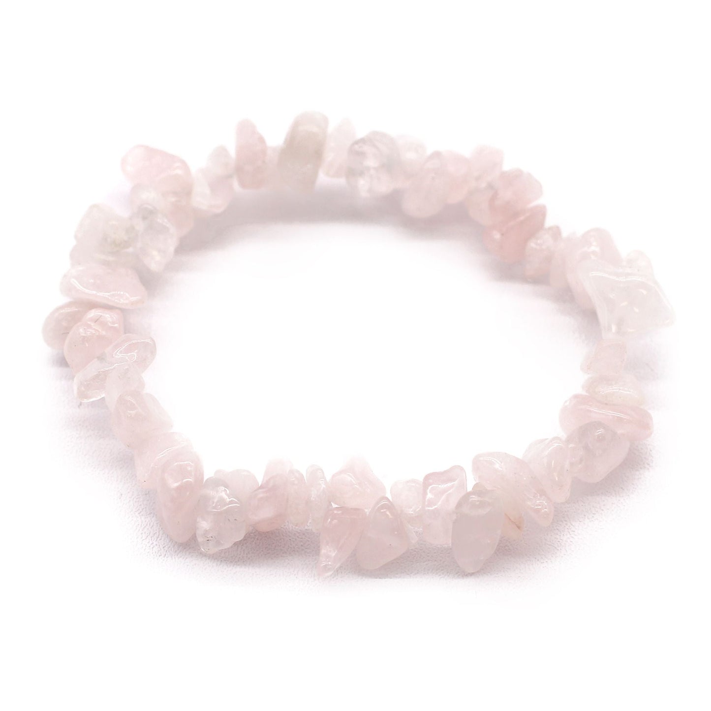 Alt Tag: Armband i rosenkvarts med chipsten – Natursten, rosa armband i stretch med chipformade rosenkvartspärlor på vit bakgrund