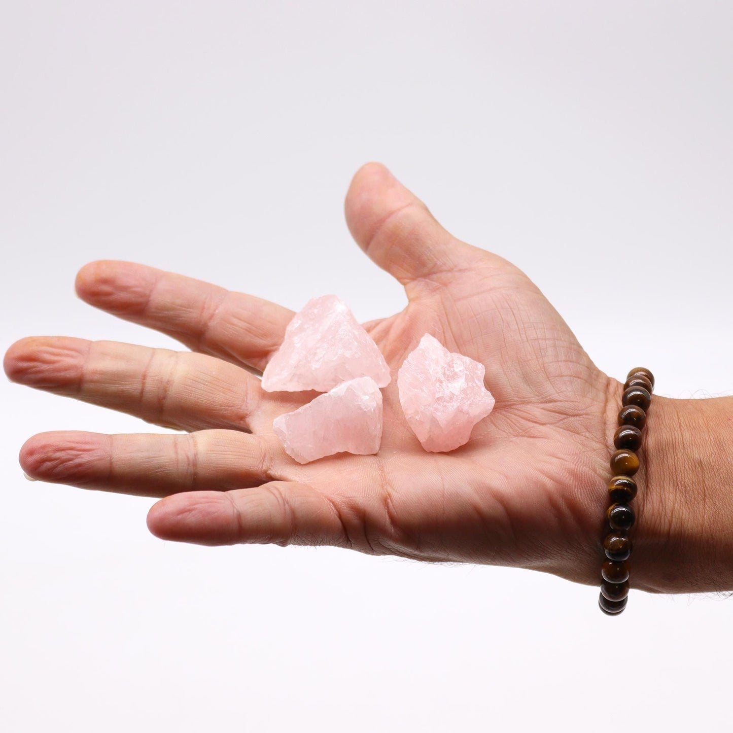Alt-Tag: Rosenquarz-Edelstein – 500GM Rohkristalle, rohe Rosenquarzsteine in der Hand gehalten