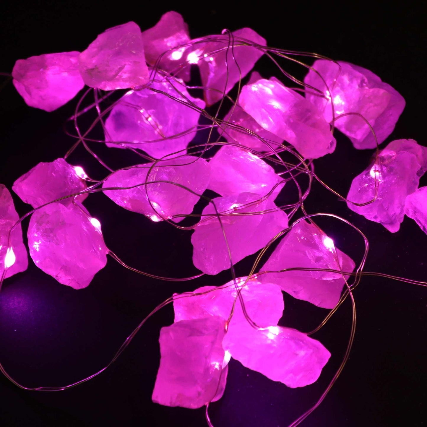 Rose Quartz Gemstone Enchantment Lights – Decorative String con piedras de cuarzo rosa y luces cálidas en cable fino sobre fondo oscuro