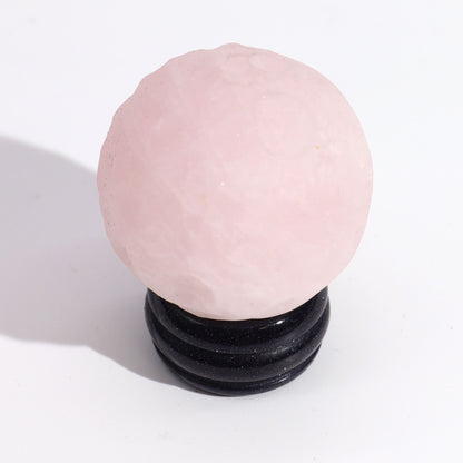 Alt Tag: Rose Quartz Gemstone Planet – 40MM with Goldstone Stand, esfera de cuarzo rosa sobre base brillante, vista frontal