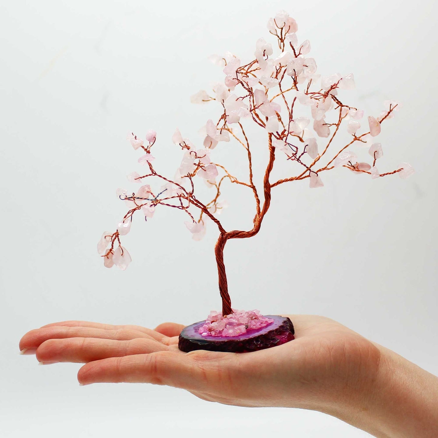 Rosenquarz-Edelsteinbaum – 100 Steine, handgefertigter Draht-Bonsai mit 100 Rosenquarz-Chips auf rosa Achatbasis, auf der Hand präsentiert