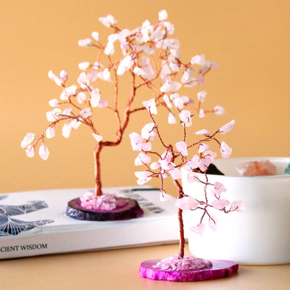 Alt Tag: Rose Quartz Gemstone Tree – 35 Stones on Pink Agate, árbol decorativo de cuarzo rosa con base de ágata rosa sobre mesa
