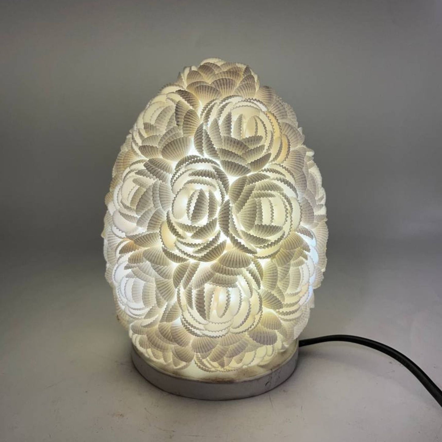 Alt-Tag: Rose Seashell Lamp – Oval 15CM ovale Lampe aus echten Muscheln in Rosa mit warmem Licht, Boho-Deko