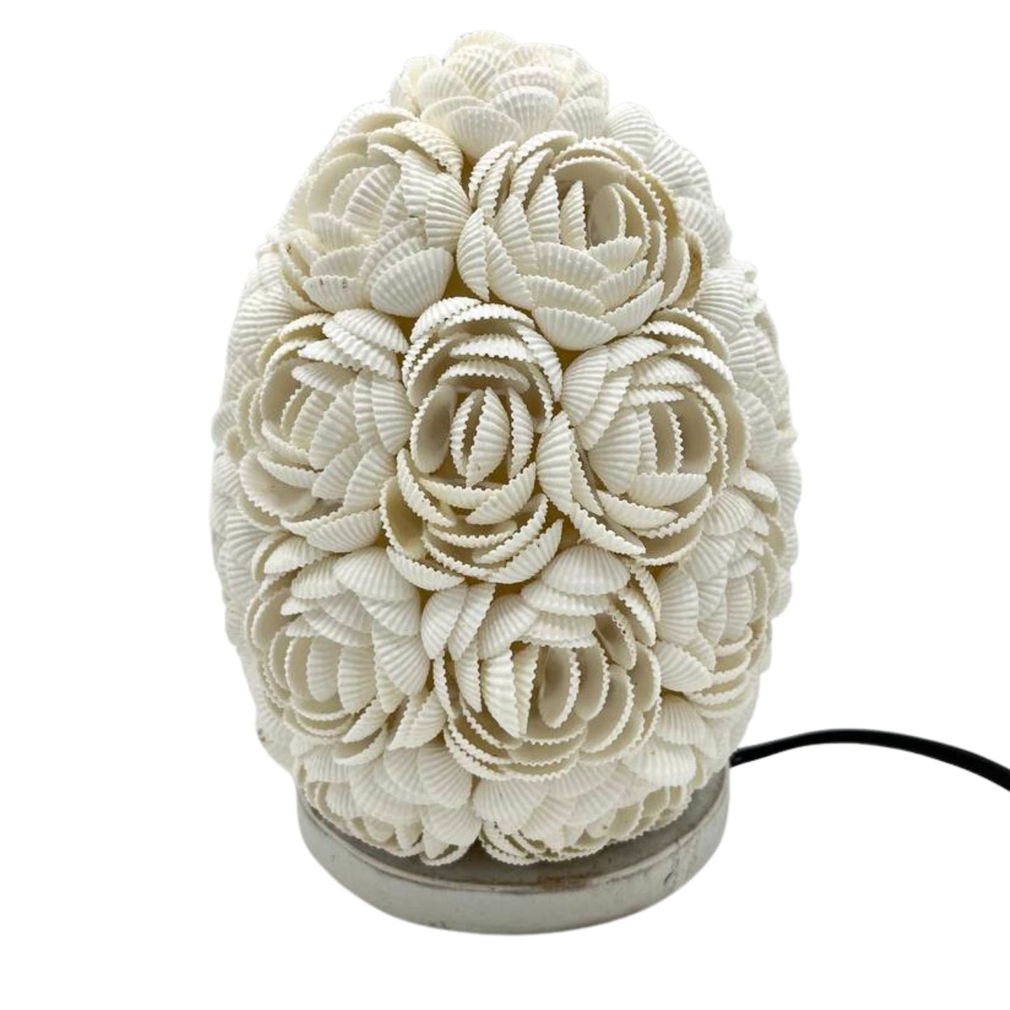 Alt-Tag: Rose Seashell Lamp – Ovale 15CM Lampe aus echten Muschelschalen in ovaler Form, Farbe Elfenbein, runder Sockel und schwarzes Kabel
