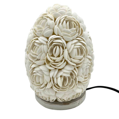 Alt-Tag: Rose Seashell Lamp – Ovale 15CM Lampe aus echten Muschelschalen in ovaler Form, Farbe Elfenbein, runder Sockel und schwarzes Kabel