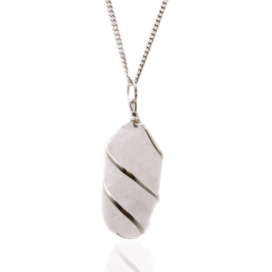 Alt-Tag: Halskette mit rohem Rosenquarz-Edelstein – 3,5 CM Anhänger mit rohem Rosenquarzstein in silberplattierter Drahtwicklung an einer Kette