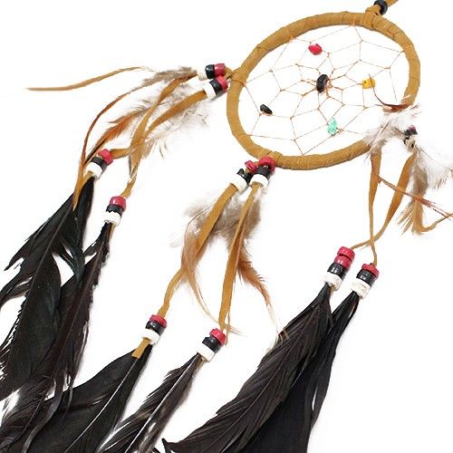 Alt Tag: Rund cream Bali Dream Catcher – 10 CM handgjort runt hänge med beige ring, nät, färgglada pärlor samt svarta och bruna fjädrar