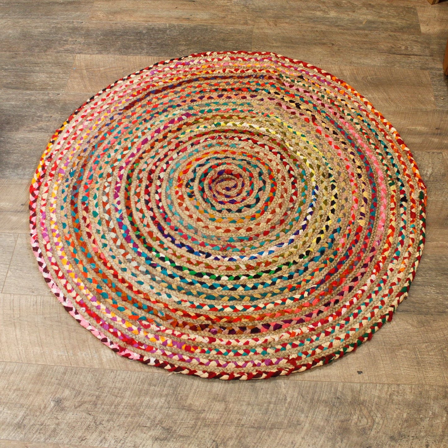 Alt Tag: Round Jute and Recycled Cotton Rug – 120 CM, alfombra redonda tejida a mano de yute natural y algodón reciclado multicolor