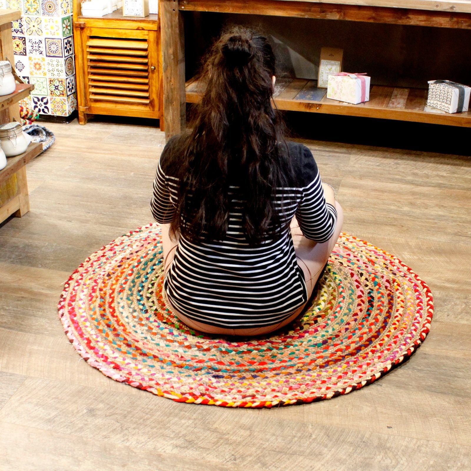 Alt Tag: Round Jute and Recycled Cotton Rug – 120 CM en sala, alfombra redonda tejida a mano de yute natural y algodón reciclado multicolor
