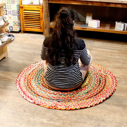 Alt Tag: Round Jute and Recycled Cotton Rug – 120 CM en sala, alfombra redonda tejida a mano de yute natural y algodón reciclado multicolor