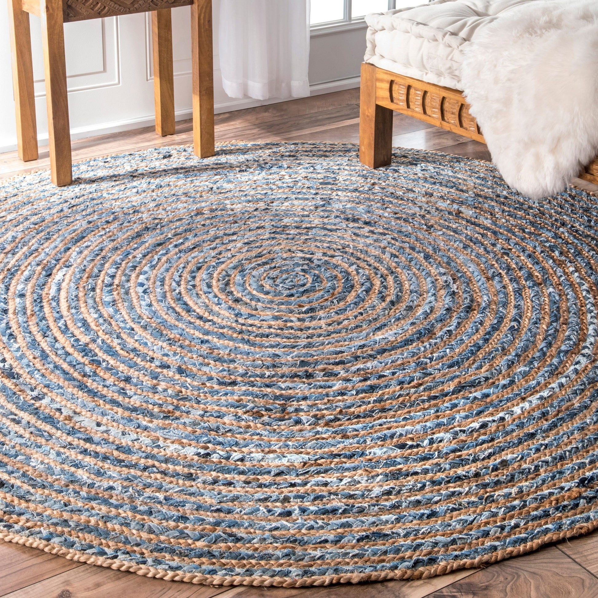 Alt Tag: Rund matta i jute och återvunnen denim – 150 cm rund handvävd matta i jute och blå återvunnen denim i ett modernt rustikt vardagsrum