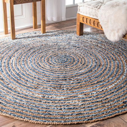 Alt Tag: Rund matta i jute och återvunnen denim – 150 cm rund handvävd matta i jute och blå återvunnen denim i ett modernt rustikt vardagsrum