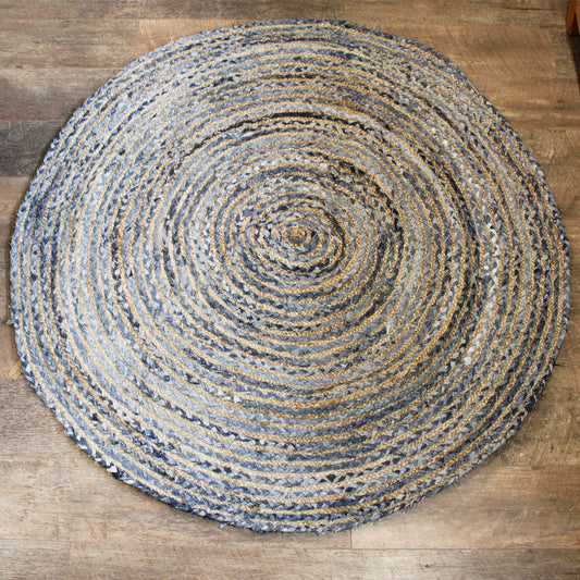 Alt Tag: Rund matta i jute och återvunnen denim – 150 CM, rund handvävd matta i jute och återvunnen denim i natur- och blå nyanser på trägolv