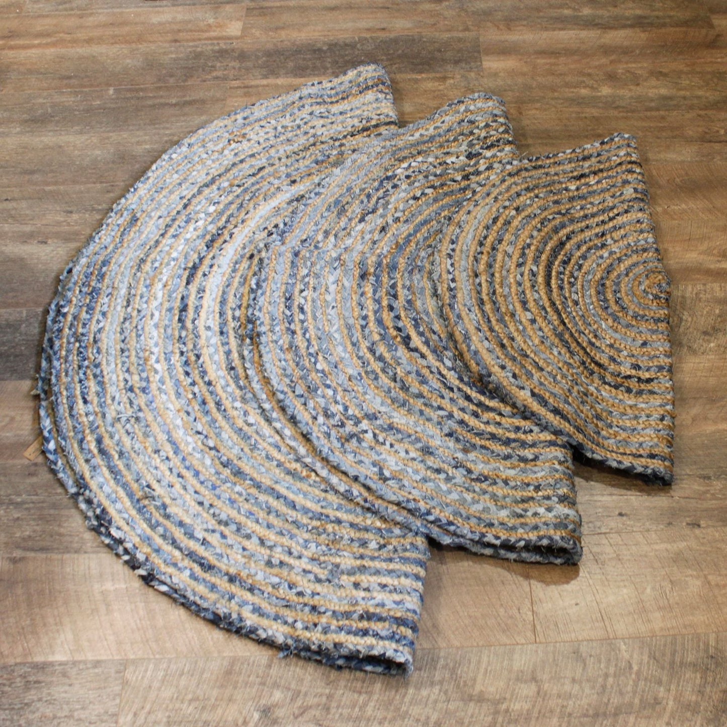 Alt Tag: Rund matta i jute och återvunnen denim – 150 CM handvävd rund matta i naturlig jute och blå återvunnen denim på trägolv