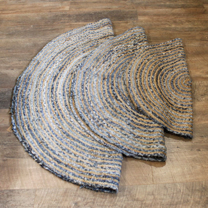 Alt Tag: Rund matta i jute och återvunnen denim – 150 CM handvävd rund matta i naturlig jute och blå återvunnen denim på trägolv