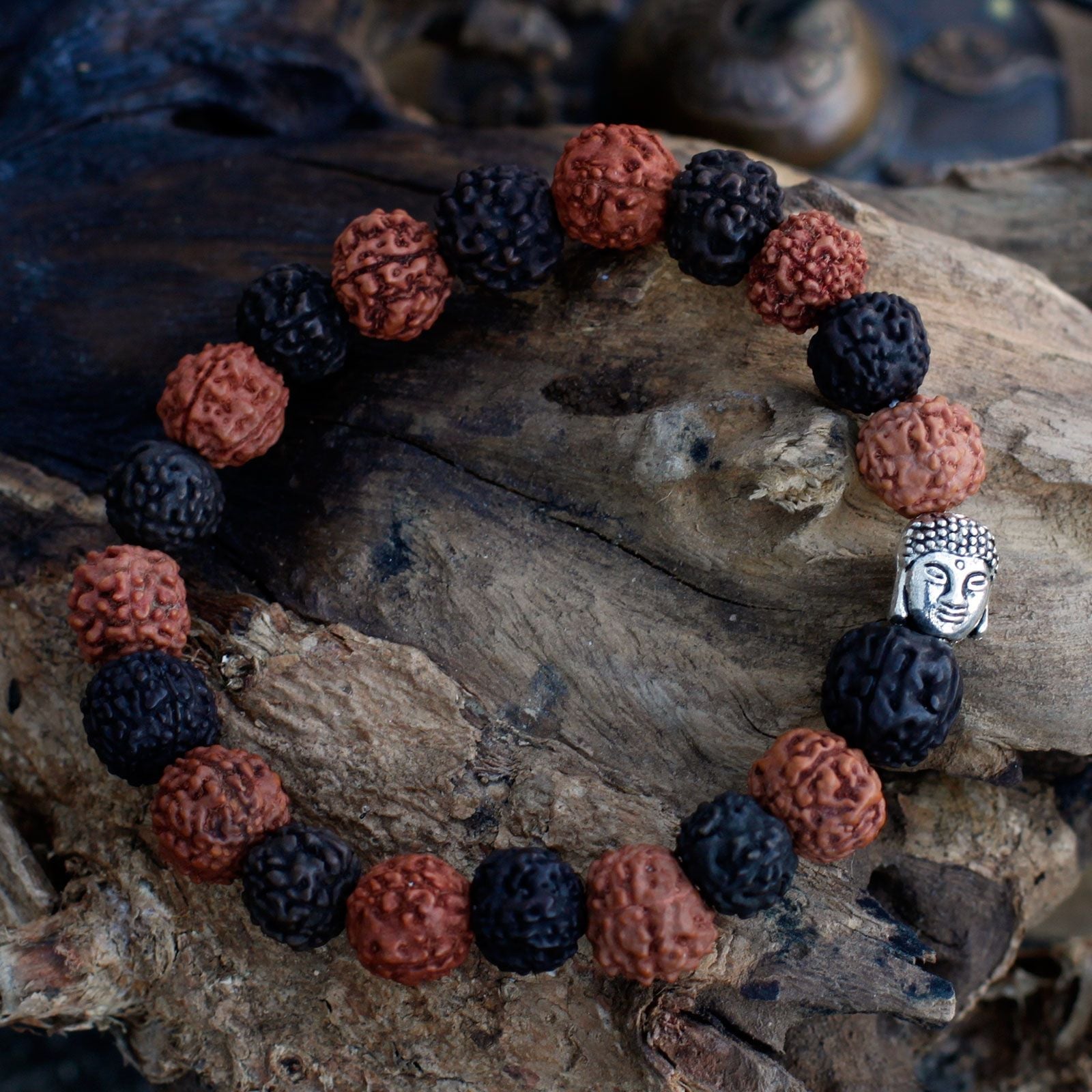 Alt Tag: Rudraksha Buddha Bangle Mala – Mix Beads-armband med naturliga träpärlor i svart och brunt, med en silverfärgad Buddha-berlock