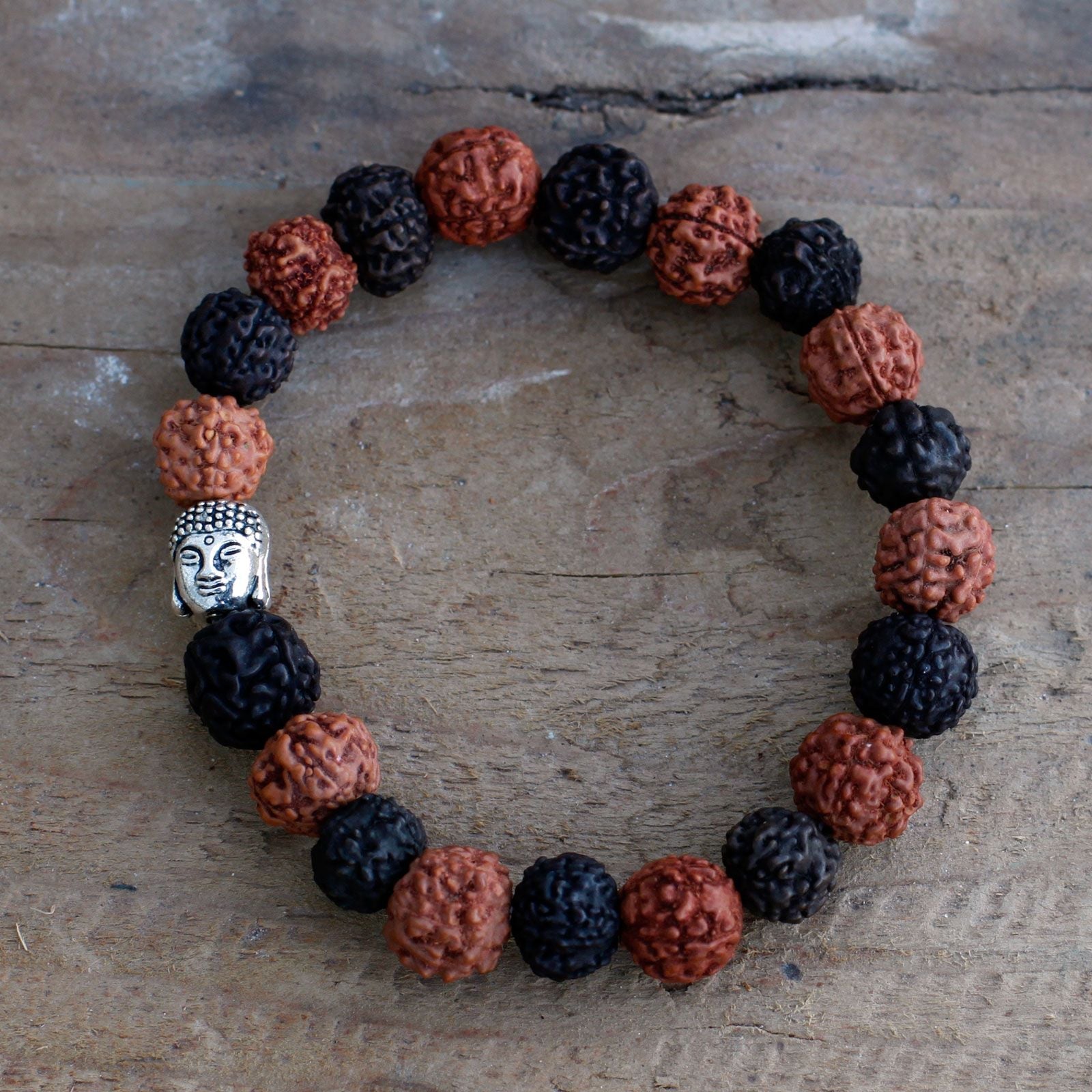 Rudraksha Buddha mala-armband – Mixade pärlor med naturliga svarta och bruna pärlor och berlock med Buddhas huvud