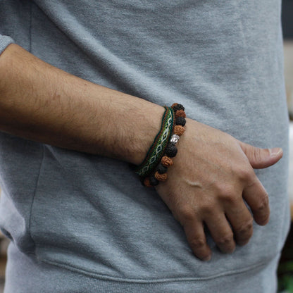 Alt Tag: Rudraksha Buddha Bangle Mala – Mix Beads mala-armband med mixade träpärlor, bärs på handleden