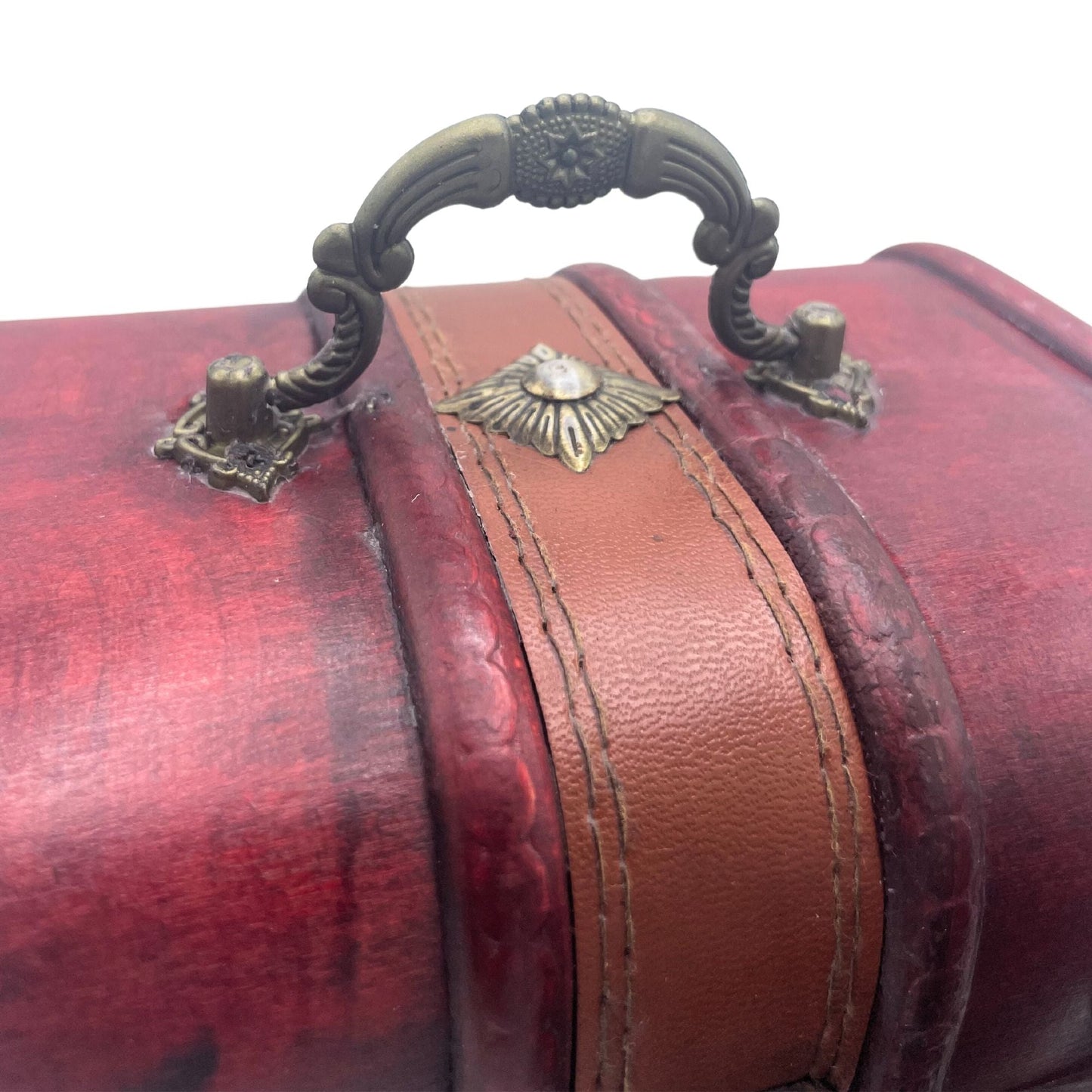 Alt-Tag: Rustikale MDF-Boxen im Vintage-Stil – 2er-Set, Nahaufnahme des Deckels einer rustikalen roten Aufbewahrungsbox mit Metallgriff und braunem Riemen
