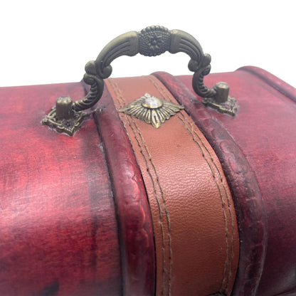 Alt-Tag: Rustikale MDF-Boxen im Vintage-Stil – 2er-Set, Nahaufnahme des Deckels einer rustikalen roten Aufbewahrungsbox mit Metallgriff und braunem Riemen
