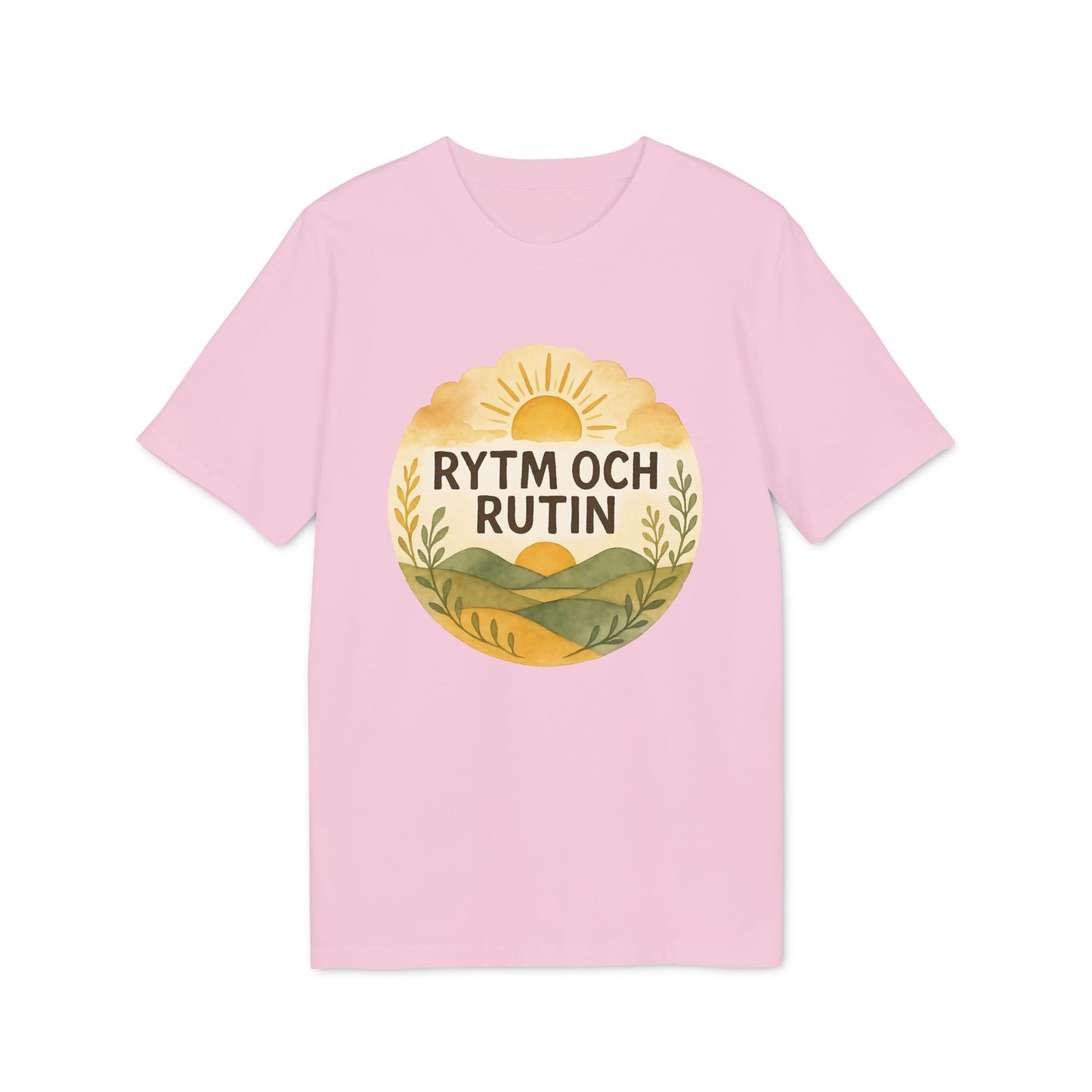 Alt Tag: Rytm Rutin Bomulls Premium Unisex T-Shirt rosa med "RYTM OCH RUTIN"-tryck och soluppgång över gröna kullar