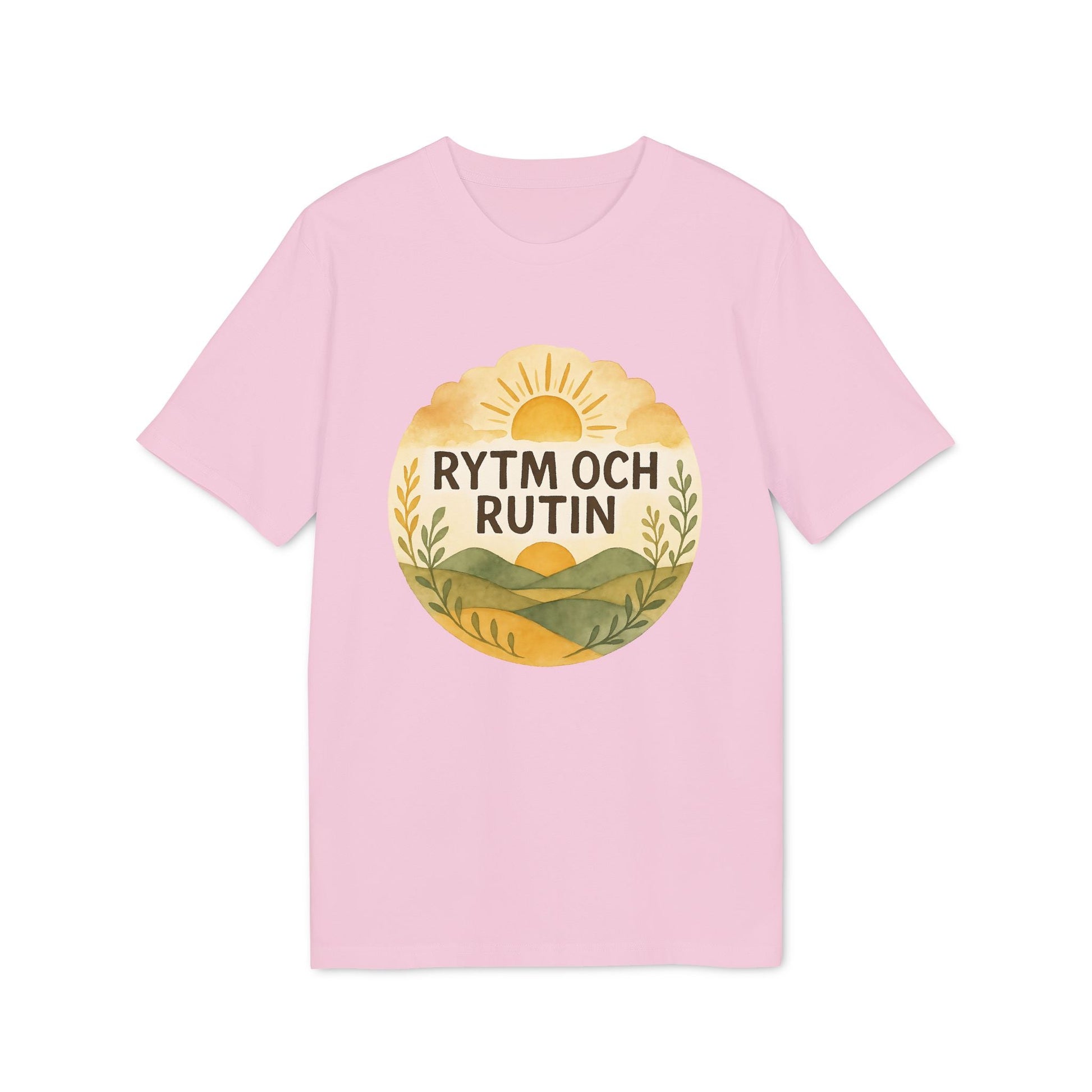 Alt Tag: Rytm Rutin Bomulls Premium Unisex T-Shirt rosa med "RYTM OCH RUTIN"-tryck och soluppgång över gröna kullar