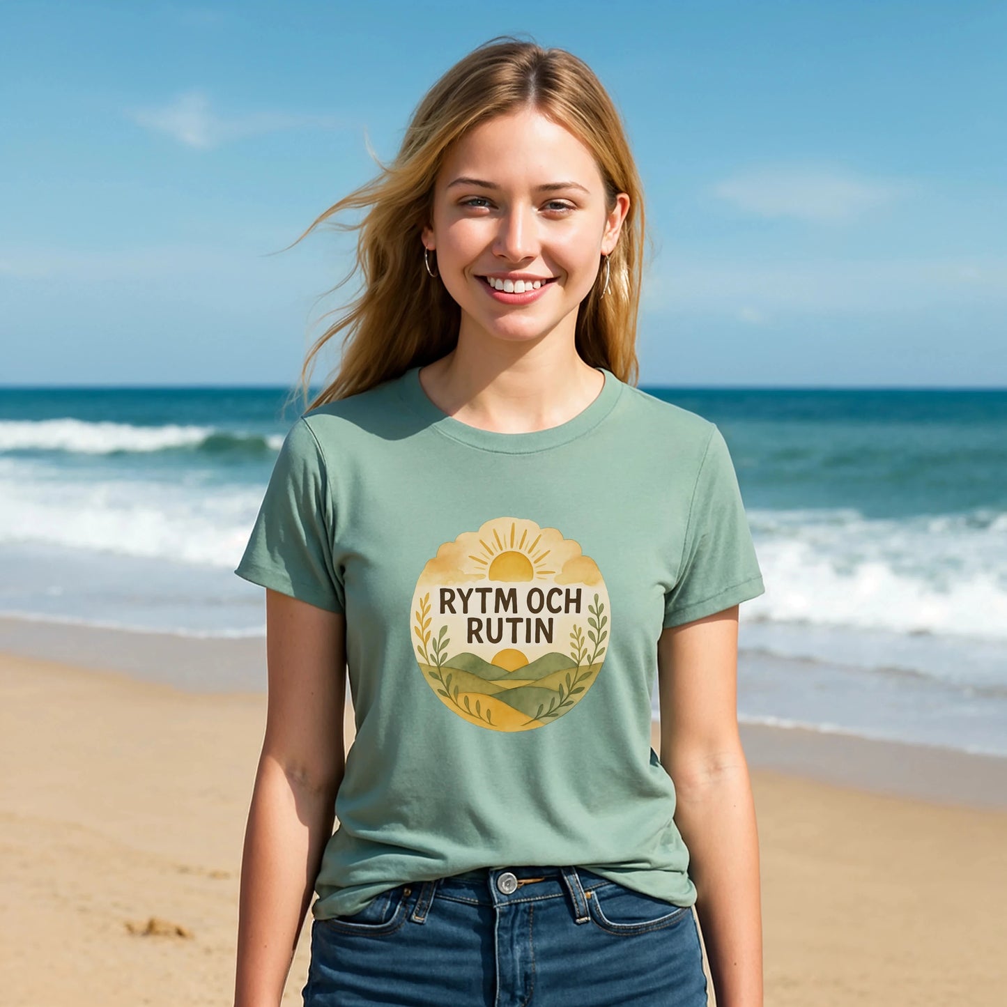Rytm Rutin Bomulls Premium Unisex T-Shirt en color verde salvia con estampado “RYTM OCH RUTIN”, modelo en la playa