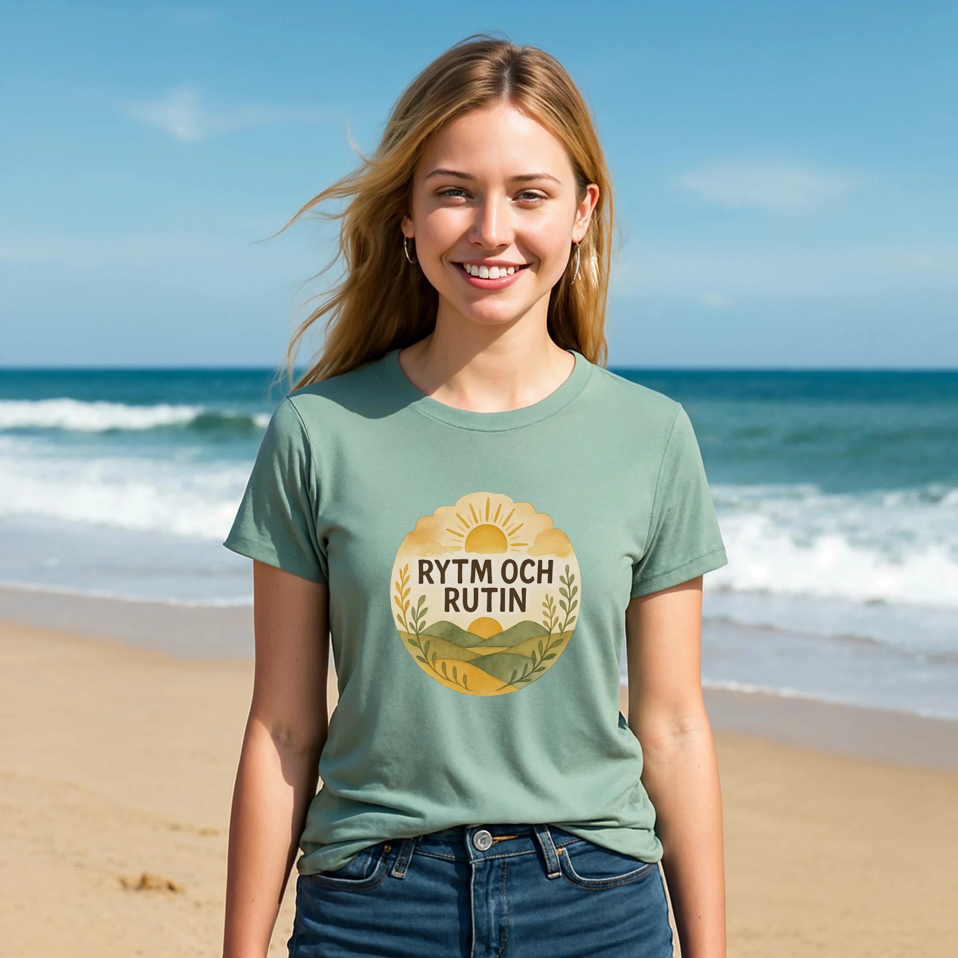 Rytm Rutin Bomulls Premium Unisex T-Shirt en color verde salvia con estampado “RYTM OCH RUTIN”, modelo en la playa
