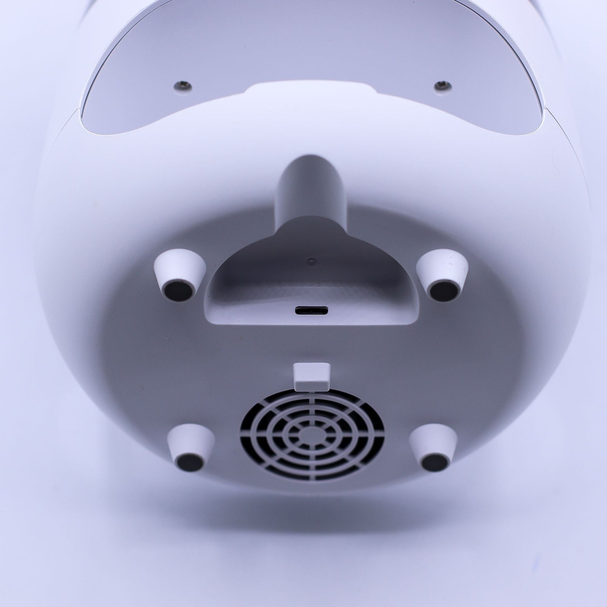 Alt-Tag: Aroma-Diffuser aus Salzstein mit Flammeneffekt – Weiß – USB – Farbwechsel & Timer, Unteransicht mit USB-Anschluss, rutschfester Standfläche und Lüftungsgitter