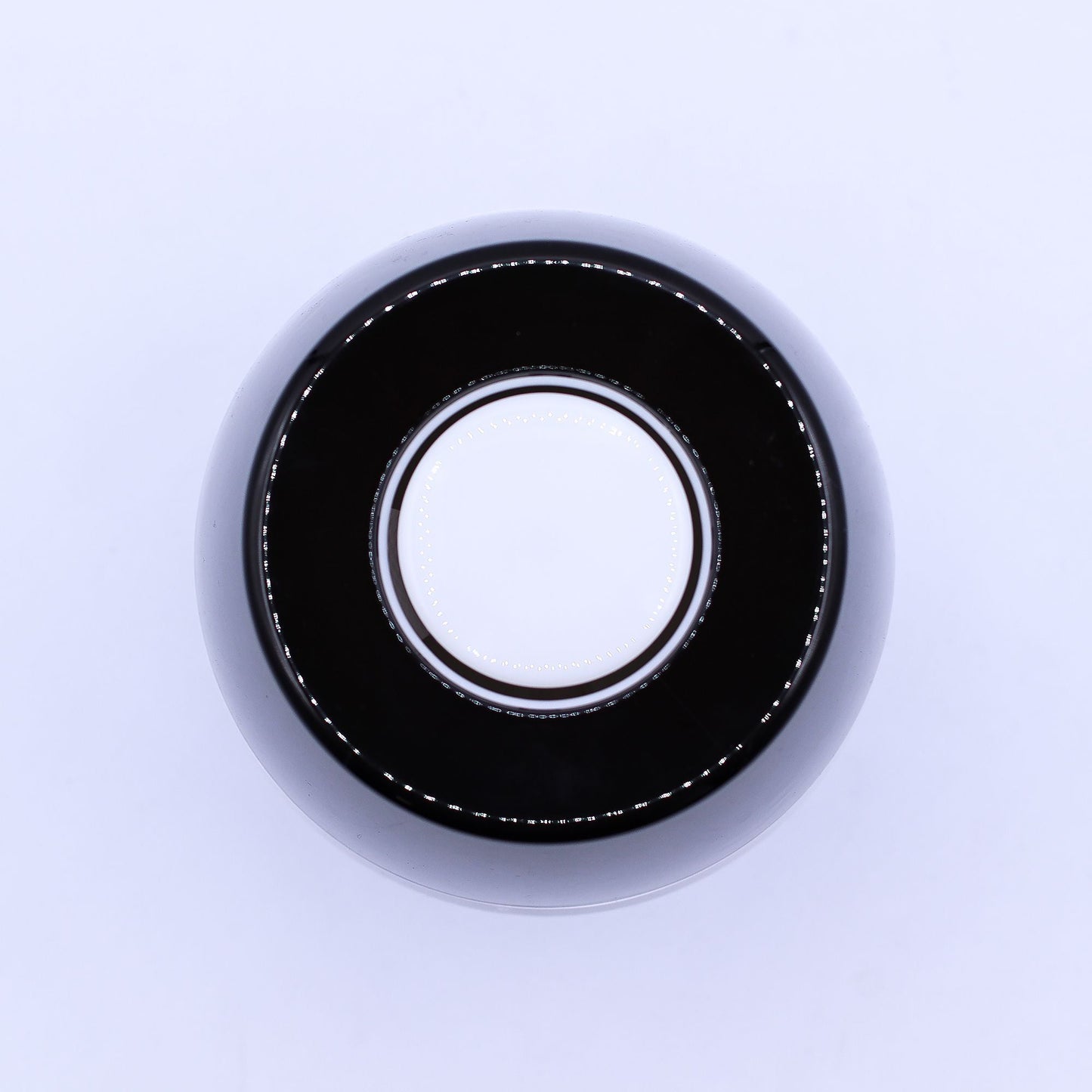 Salt Stone Aroma-Diffusor mit Flammeneffekt – Weiß – USB – Farbwechsel & Timer Draufsicht, rundes Design mit weiß-schwarzem Finish
