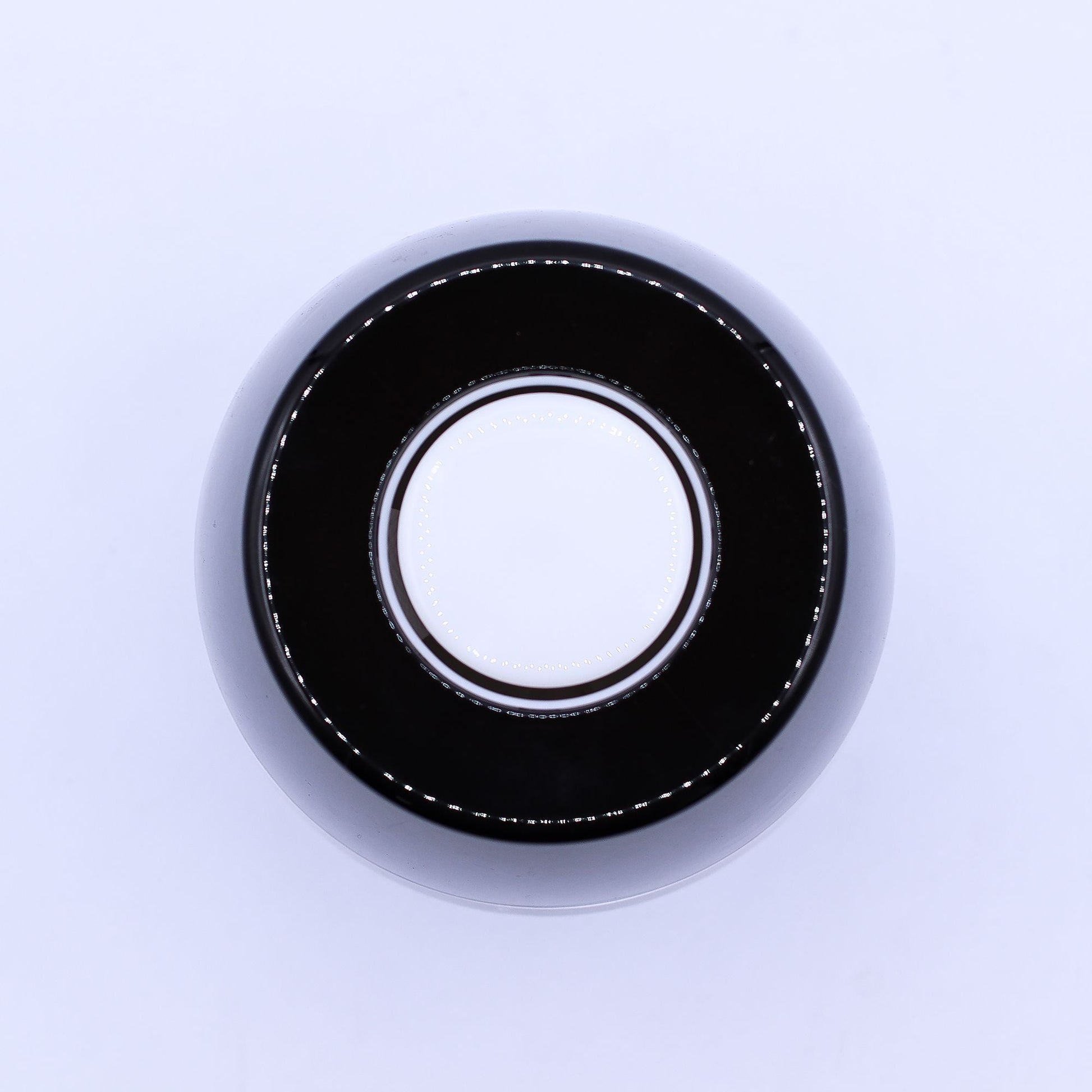 Salt Stone Aroma-Diffusor mit Flammeneffekt – Weiß – USB – Farbwechsel & Timer Draufsicht, rundes Design mit weiß-schwarzem Finish