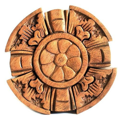 Alt Tag: Saman Wood Bali Magic Box – Round Petal, caja rompecabezas redonda de madera Saman con tallado floral y compartimento secreto