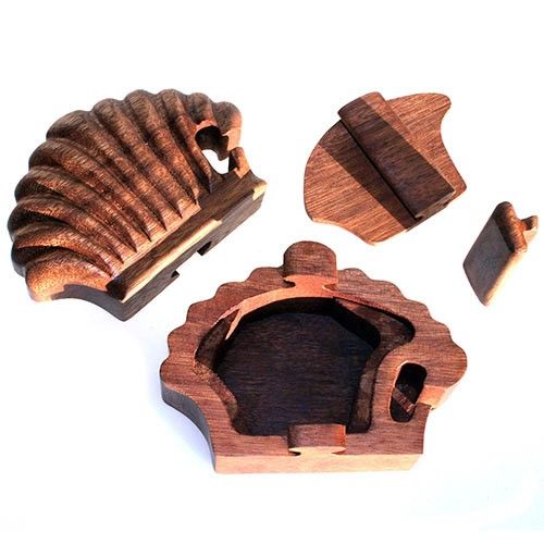 Alt Tag: Saman Wood Bali Magic Box – Sea Shell Design puzzle box de madera Saman con compartimento oculto, diseño concha marina, 7.5x2.5 cm