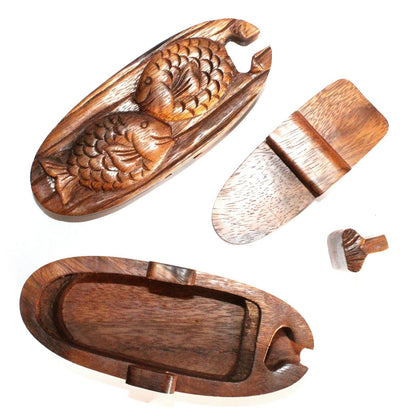 Alt Tag: Saman Wood Bali Magic Box – Twin Fish Puzzle de madera Saman, caja rompecabezas con peces tallados y compartimento oculto, 9.5x2.5 cm