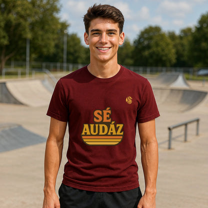 Alt Tag: Se Audaz Ecologic Joven Premium Unisex T-Shirt en color burdeos con estampado “Sé Audáz”, modelo en skatepark