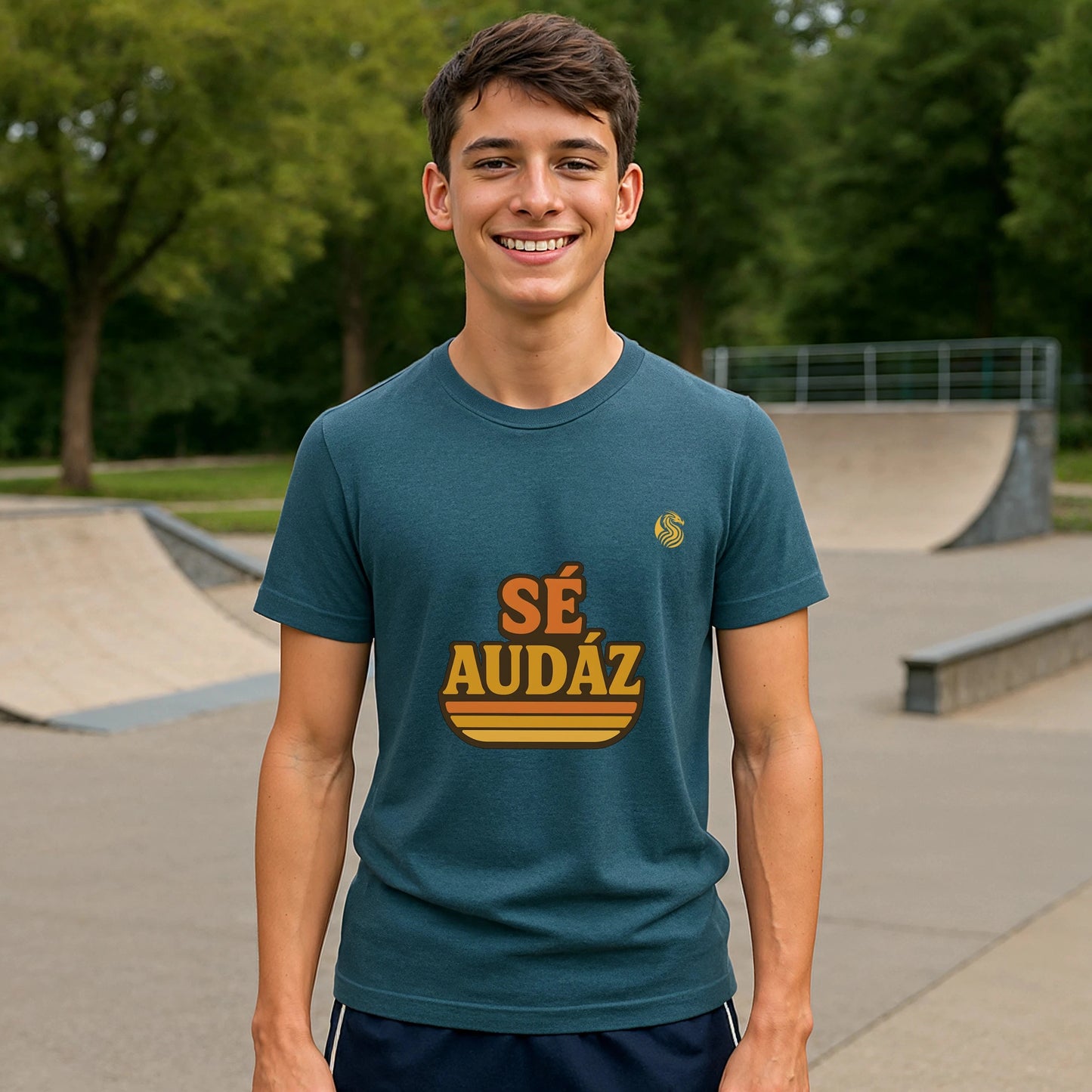 Se Audaz Ecologic Joven Premium Unisex T-Shirt en color azul petróleo con estampado “Sé Audaz”, usado por joven en parque skate