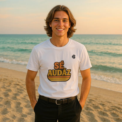 Se Audaz Ecologic Joven Premium Unisex T-Shirt blanca con estampado “Sé Audaz” en modelo unisex en la playa al atardecer