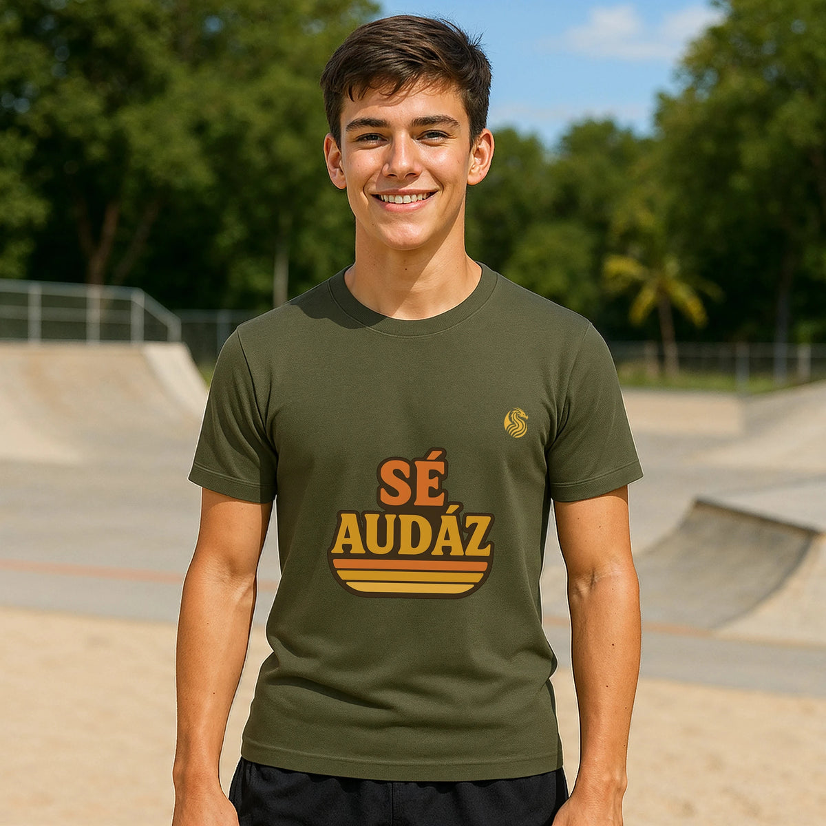 Alt Tag: Se Audaz Ecologic Joven Premium Unisex T-Shirt verde oliva con texto “SÉ AUDÁZ”, modelo unisex en skatepark al aire libre