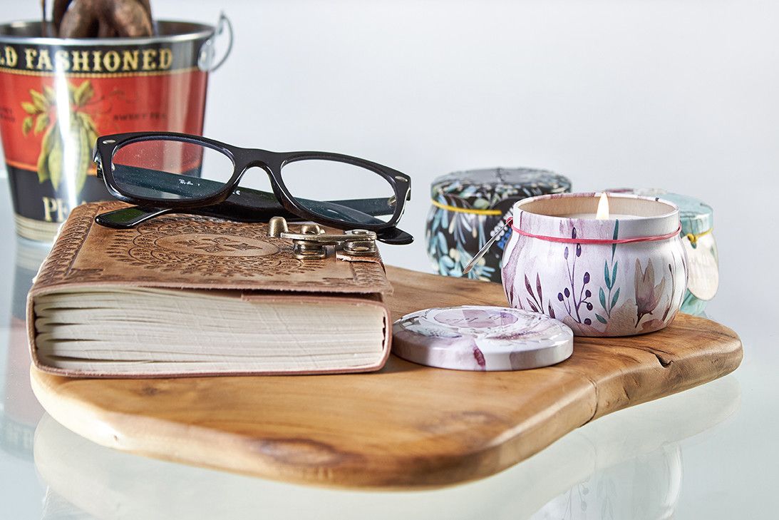 Soy Wax Art Tin Candle – Sea Life en lata artística sobre bandeja de madera junto a libro y gafas, vela encendida