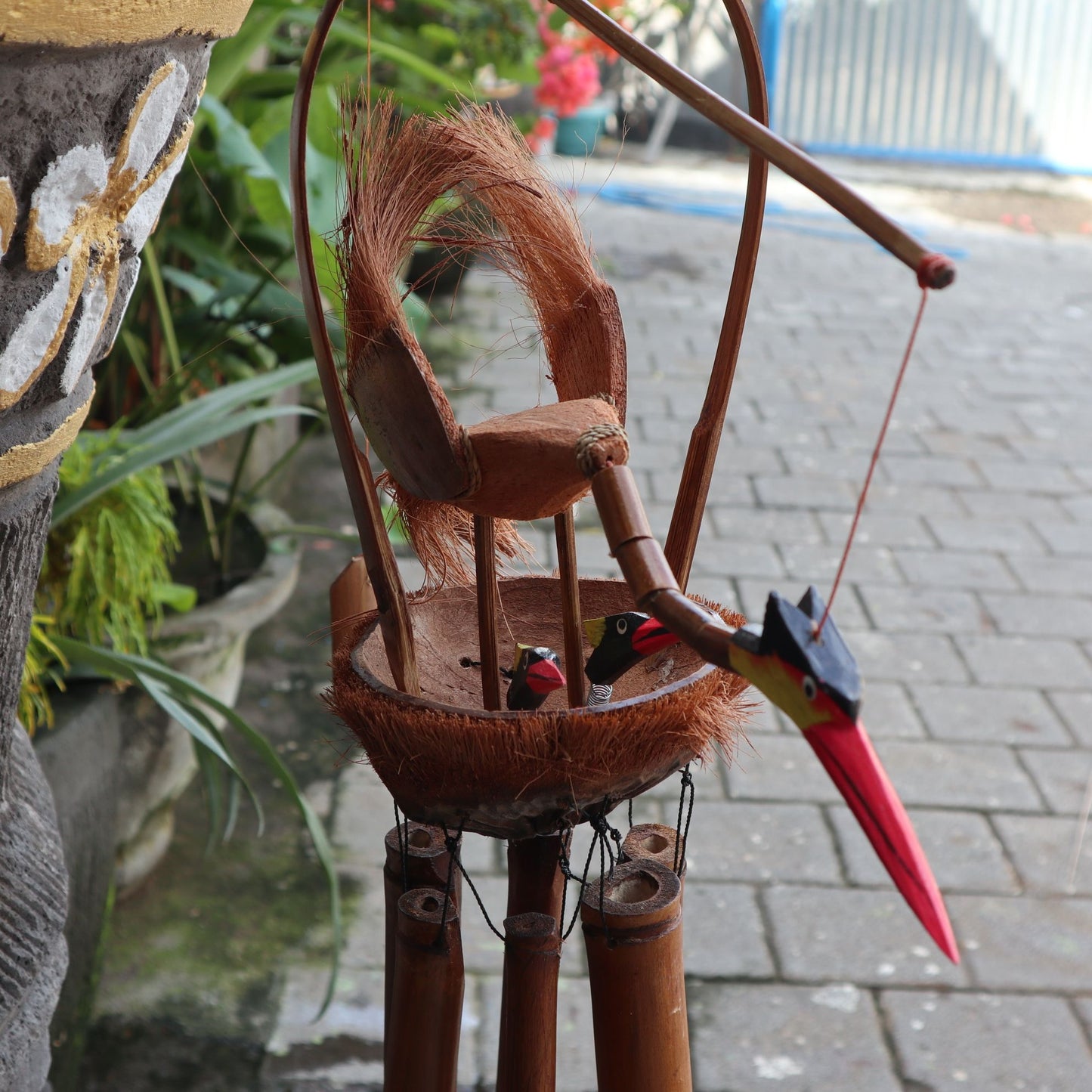 Alt Tag: Seagrass & Bamboo Wind Chime – Mother & Chicks 105CM colgante de bambú y seagrass con diseño madre y polluelos para jardín
