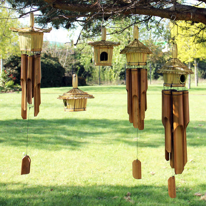 Alt Tag: Sjögräs-fågelhus – 45x17 CM Chimes som hänger från en gren, små hus i sjögräs och bambu med vindspel i trädgården