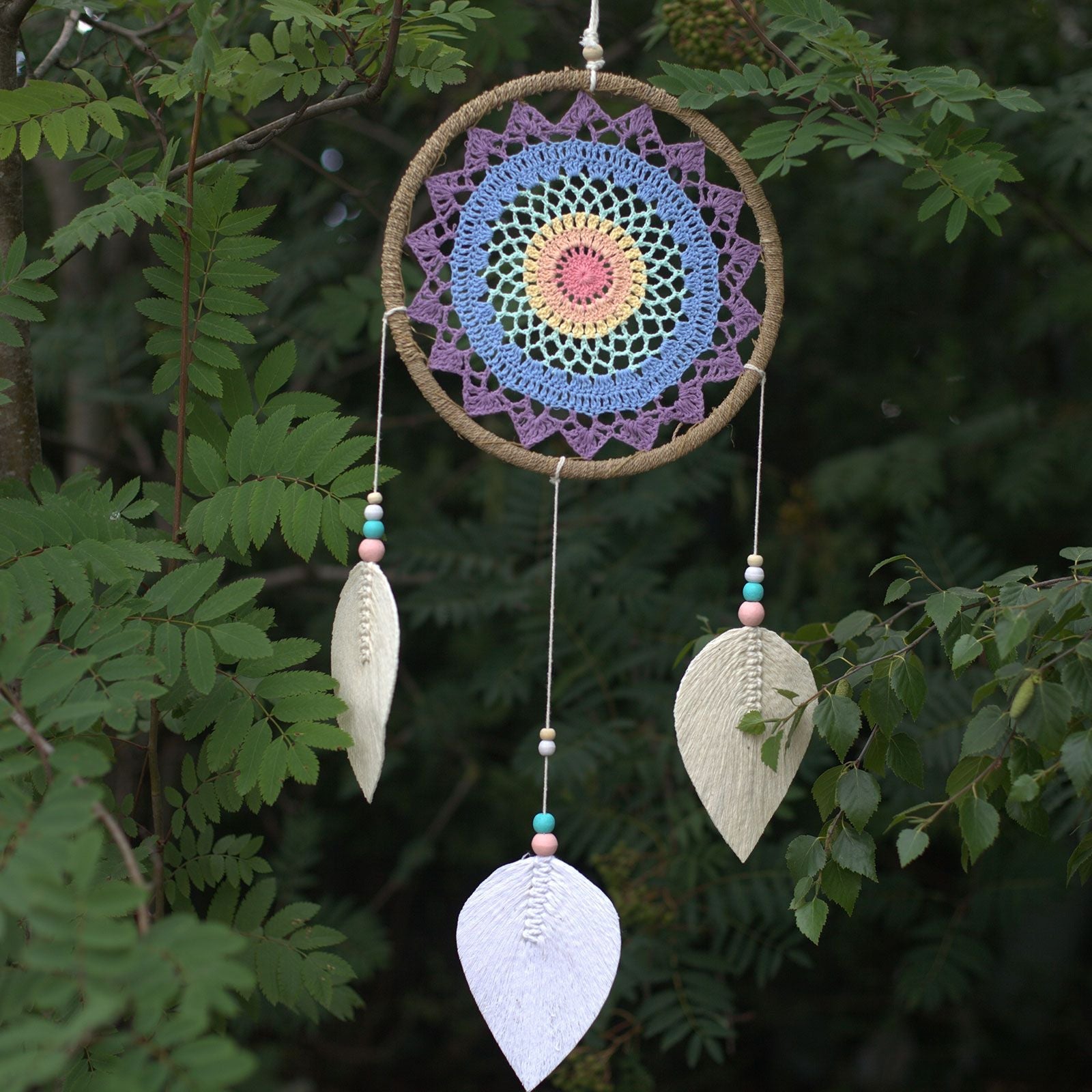 Sjögäs & bomull drömfångare – stor 65x27 CM boho-hänge med multifärgad vävd ring och vita fjädrar, väggdekoration