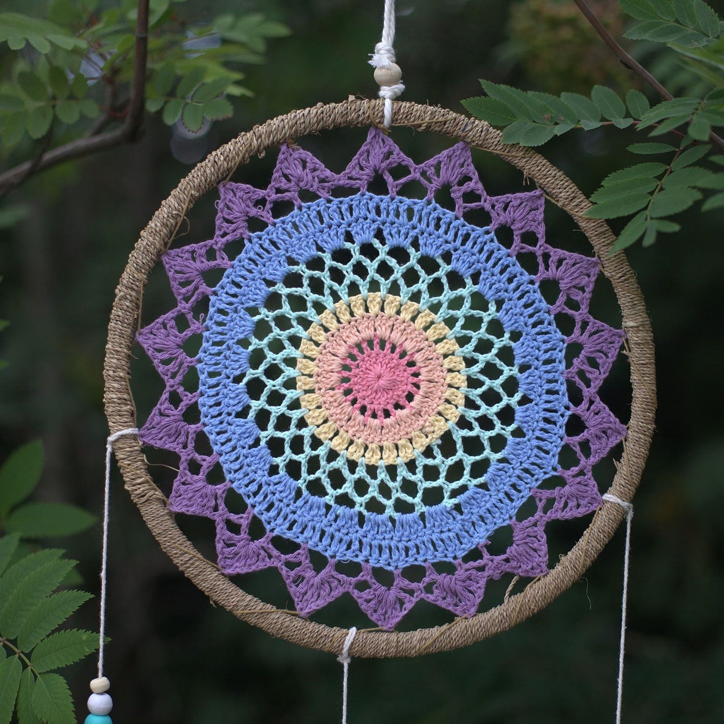 Alt-tagg: Drömfångare i sjögräs och bomull – stor 65x27 CM, handgjord väggdekoration med ring i sjögräs och flerfärgad virkad design i bomull