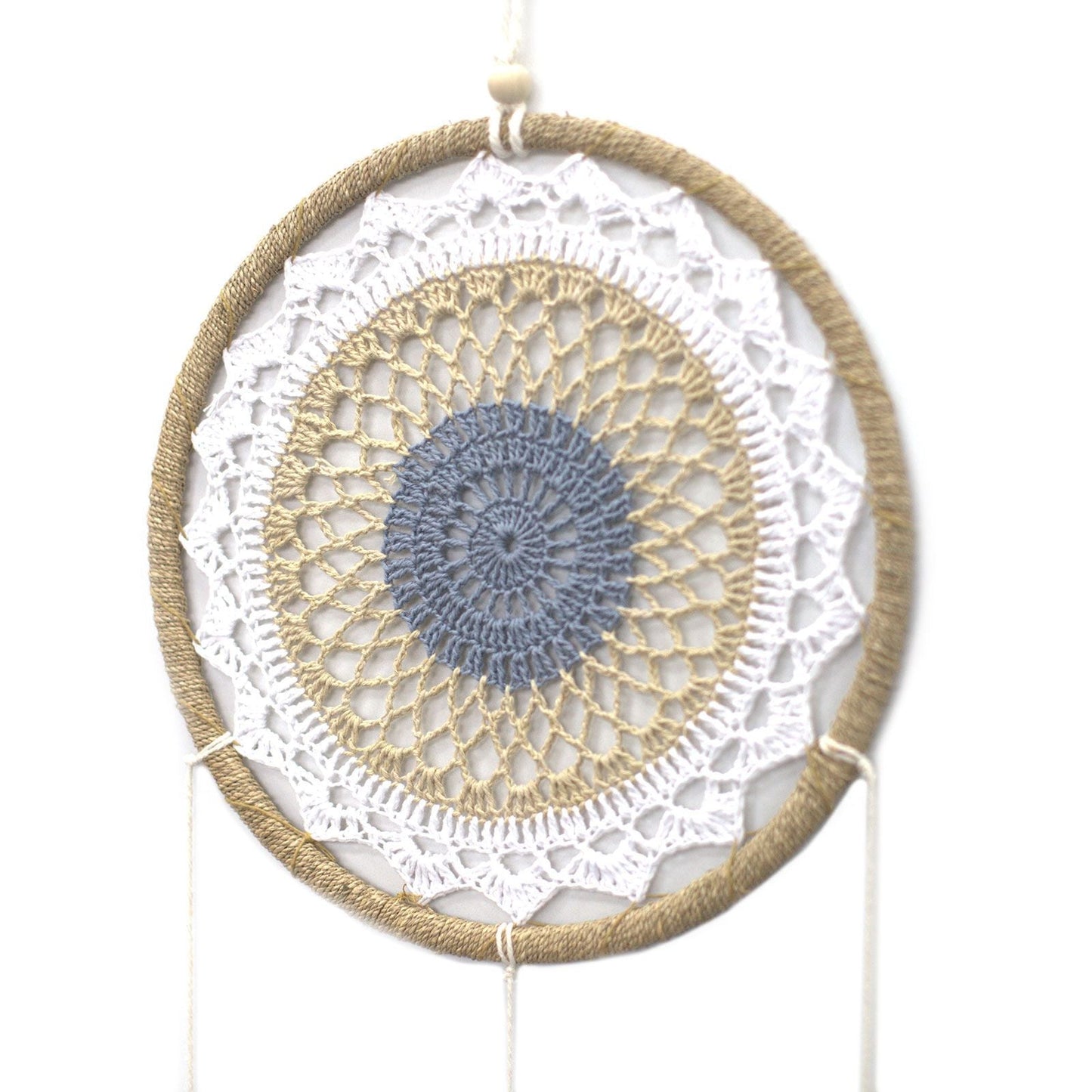 Alt Tag: Drömfångare i sjögräs & bomull – stor brun, handgjord väggdekoration i vävt sjögräs och bomull i jordnära brunt, 65x27 cm