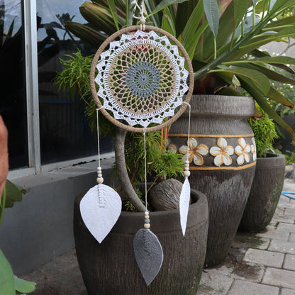 Alt Tag: Seagrass & Cotton Dream Catcher – Stor brun handgjord väggdekor i sjögräs och bomull med vävd ring och hängande blad