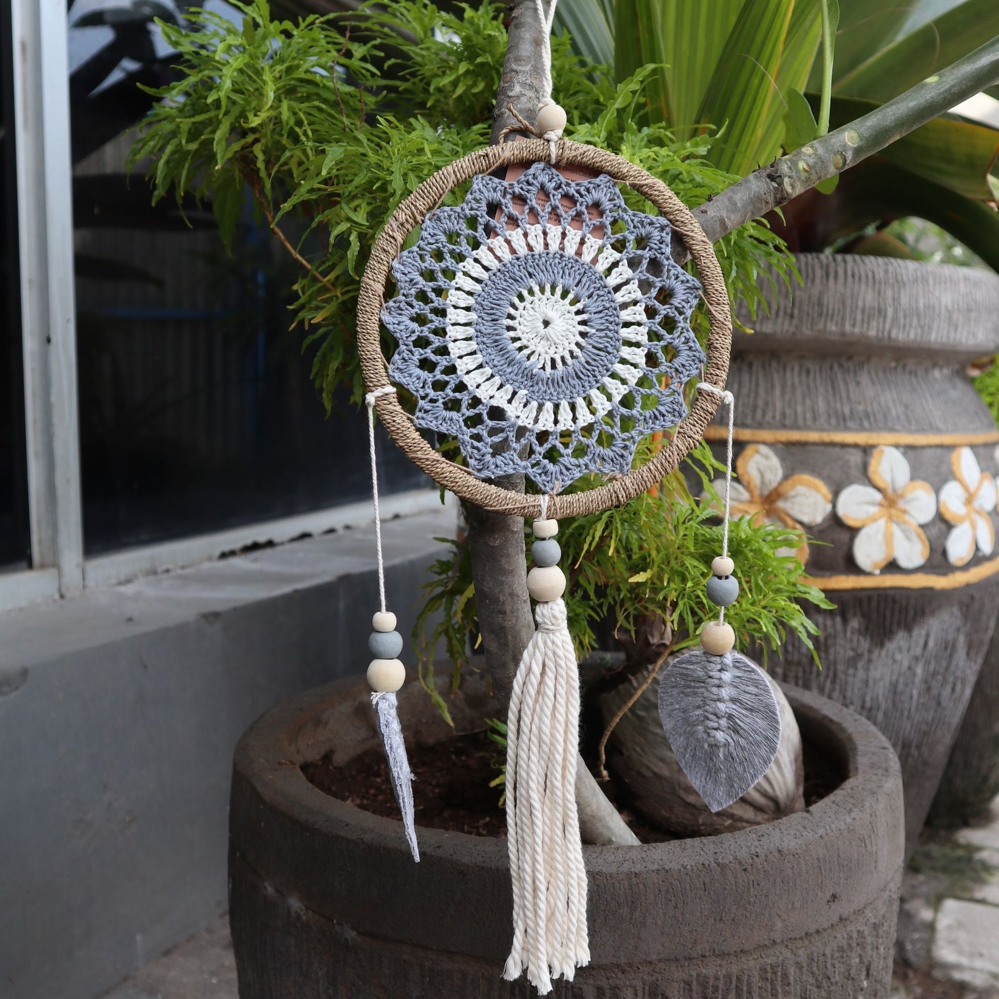 Seagrass Dream Catcher – Medium Grey Elemental Spirits handgjort hängsmycke i veganskt seagrass med vävd ring, träpärlor och gråa tofsar