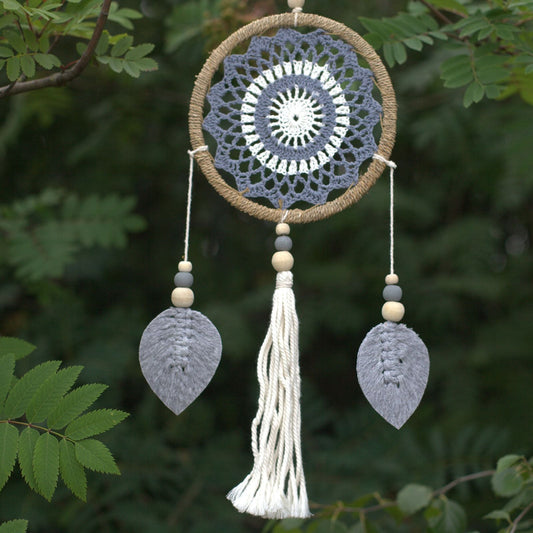 Alt Tag: Seagrass Dream Catcher – Medium Grey Elemental Spirits con aro de seagrass, centro tejido gris, cuentas de madera y colgantes hoja